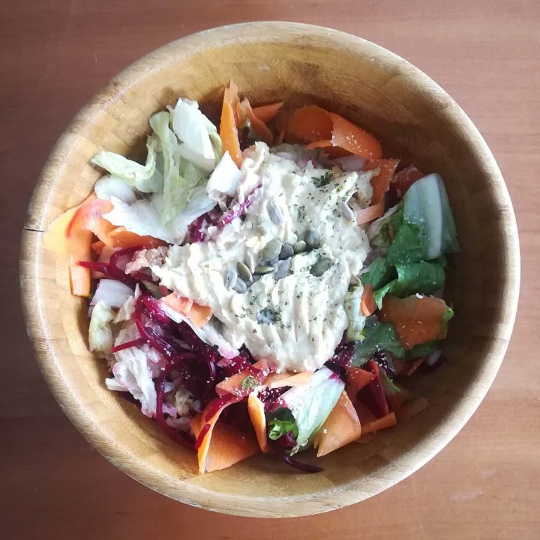 Ensalada variada con crema de garbanzos