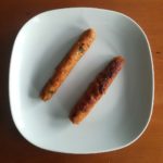 Salchichas veganas en plato