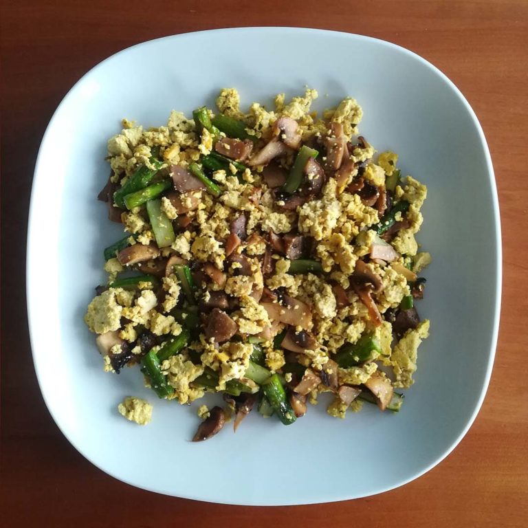 Revuelto vegano de tofu